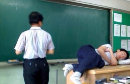奇葩学生居然在讲台上睡着了