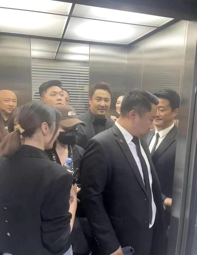如果你进了这部电梯 你会说什么