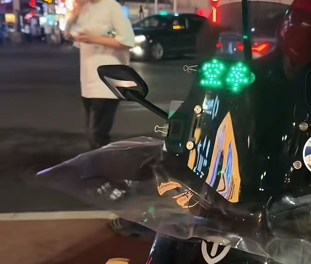 现在长沙的摩的都有“空车”灯了