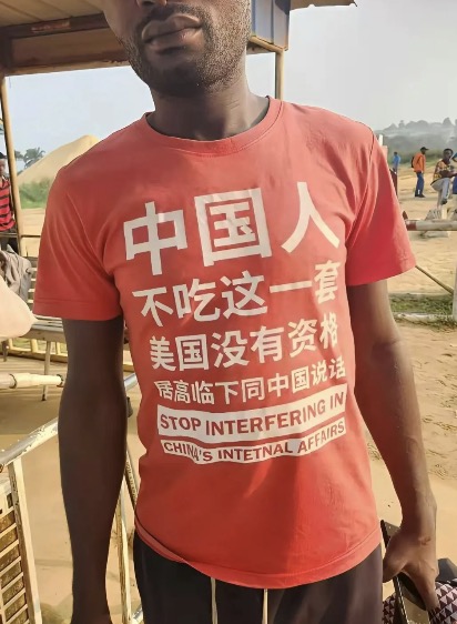 笑死。印度哪来那么多奇奇怪怪的T恤